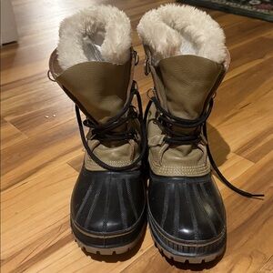Men’s Sorel Tan and Black Winter Boots with Fur Lining size 8
